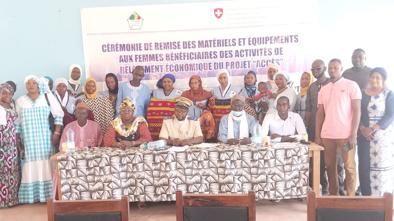 𝐂𝐞́𝐫𝐞́𝐦𝐨𝐧𝐢𝐞 𝐝𝐞 𝐫𝐞𝐦𝐢𝐬𝐞 𝐝𝐞𝐬 𝐦𝐚𝐭𝐞́𝐫𝐢𝐞𝐥𝐬 𝐞𝐭 𝐞́𝐪𝐮𝐢𝐩𝐞𝐦𝐞𝐧𝐭𝐬 𝐚𝐮𝐱 𝐟𝐞𝐦𝐦𝐞𝐬 𝐛𝐞́𝐧𝐞́𝐟𝐢𝐜𝐢𝐚𝐢𝐫𝐞𝐬 𝐝𝐞𝐬 𝐚𝐜𝐭𝐢𝐯𝐢𝐭𝐞́𝐬 𝐝𝐞 𝐫𝐞𝐥𝐞̀𝐯𝐞𝐦𝐞𝐧𝐭 𝐞́𝐜𝐨𝐧𝐨𝐦𝐢𝐪𝐮𝐞 𝐚̀ 𝐌𝐨𝐩𝐭𝐢