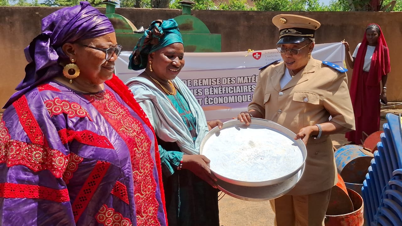 𝐊𝐨𝐮𝐭𝐢𝐚𝐥𝐚: 𝐂𝐞́𝐫𝐞́𝐦𝐨𝐧𝐢𝐞 𝐝𝐞 𝐫𝐞𝐦𝐢𝐬𝐞 𝐝𝐞𝐬 𝐦𝐚𝐭𝐞́𝐫𝐢𝐞𝐥𝐬 𝐞𝐭 𝐞́𝐪𝐮𝐢𝐩𝐞𝐦𝐞𝐧𝐭𝐬 𝐚𝐮𝐱 𝐟𝐞𝐦𝐦𝐞𝐬 𝐛𝐞́𝐧𝐞́𝐟𝐢𝐜𝐢𝐚𝐢𝐫𝐞𝐬 𝐝𝐞𝐬 𝐚𝐜𝐭𝐢𝐯𝐢𝐭𝐞́𝐬 𝐝𝐞 𝐫𝐞𝐥𝐞̀𝐯𝐞𝐦𝐞𝐧𝐭 𝐞́𝐜𝐨𝐧𝐨𝐦𝐢𝐪𝐮𝐞 